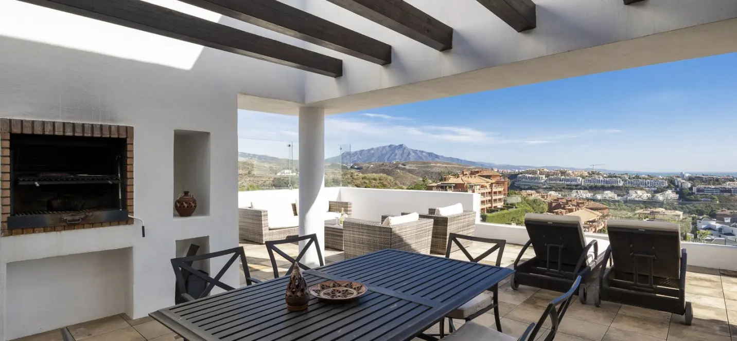 Sale of penthouse in New Golden Mile 1