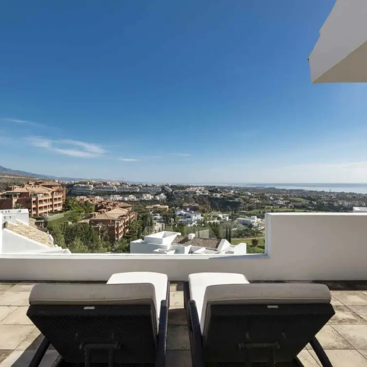Sale of penthouse in New Golden Mile