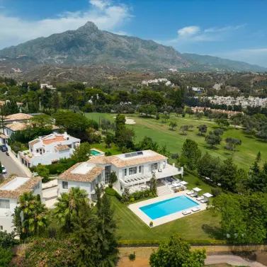 Venta de villa independiente en Nueva Andalucía