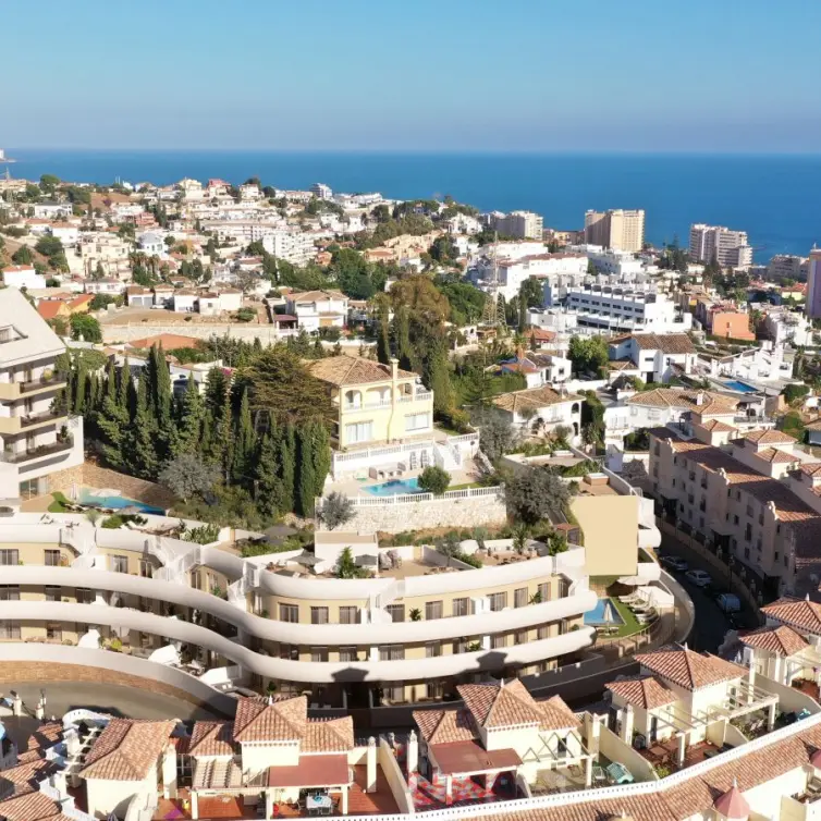 Sale of middle floor apartment in Fuengirola