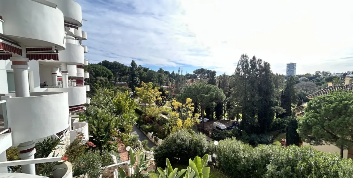 Sale of middle floor apartment in Marbella 2