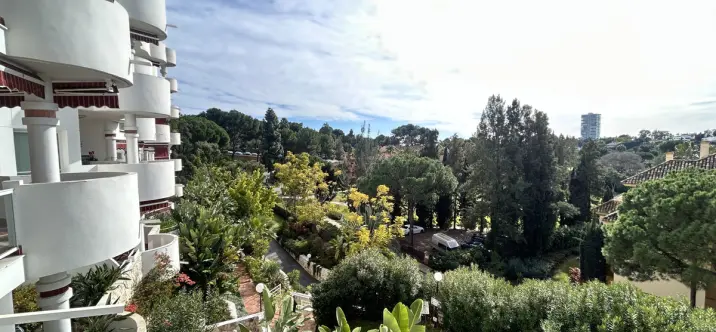 Sale of middle floor apartment in Marbella 1