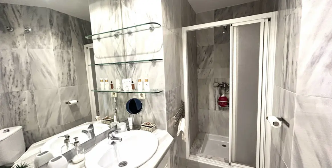 Sale of middle floor apartment in Marbella 19