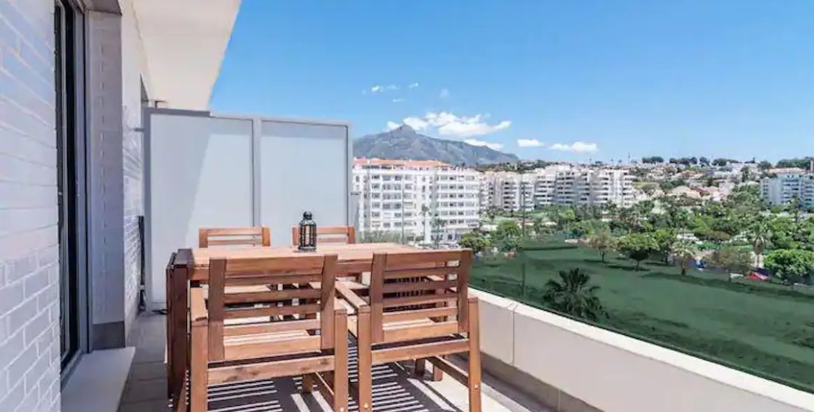 Venta de apartamento en planta media en Nueva Andalucía 2
