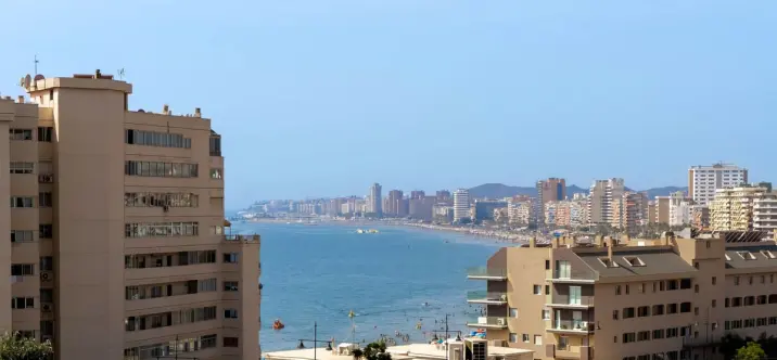 Sale of middle floor apartment in Fuengirola 2