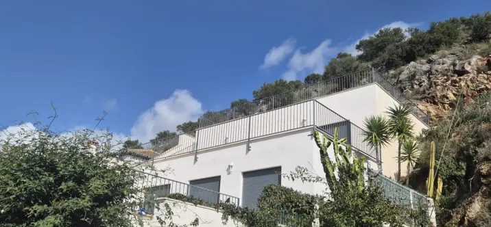 Продажа  отдельно стоящей виллы в Coín 0