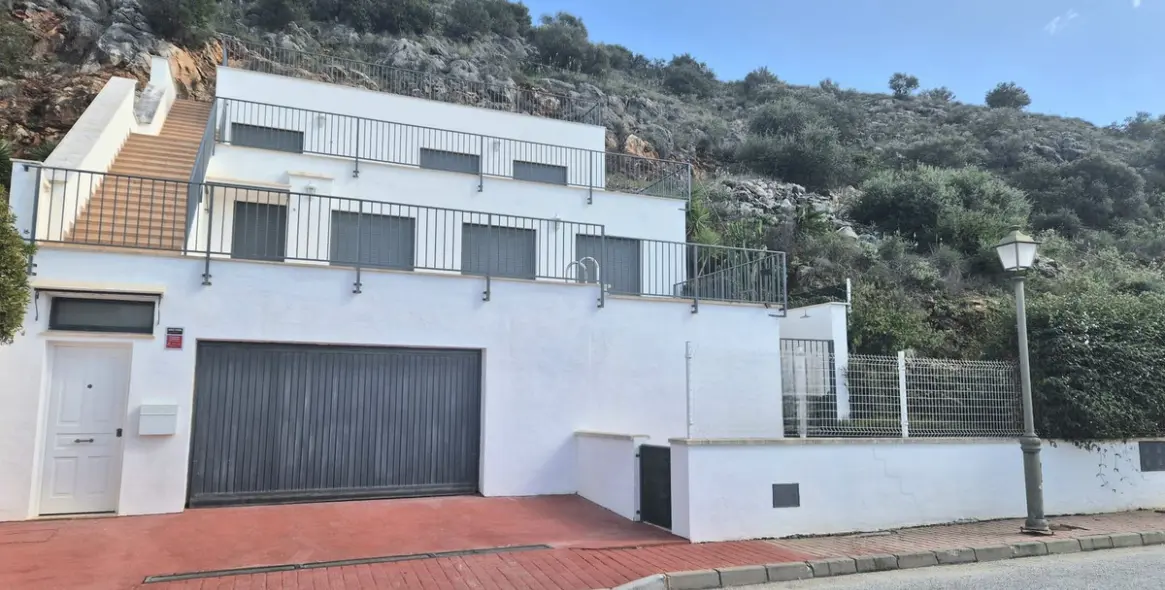 Продажа  отдельно стоящей виллы в Coín 2