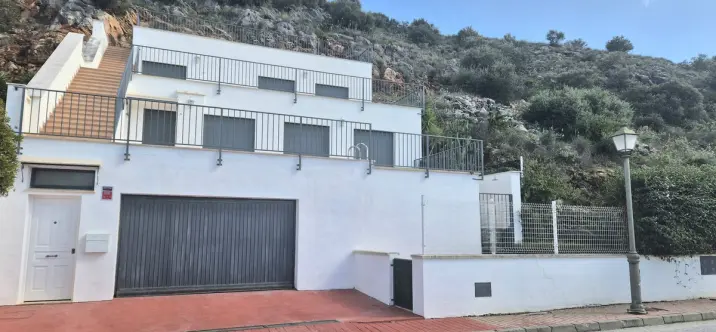 Продажа  отдельно стоящей виллы в Coín 1