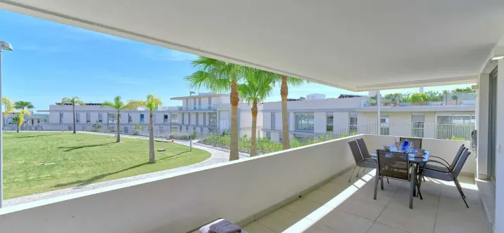Venta de apartamento en planta baja en Estepona 2