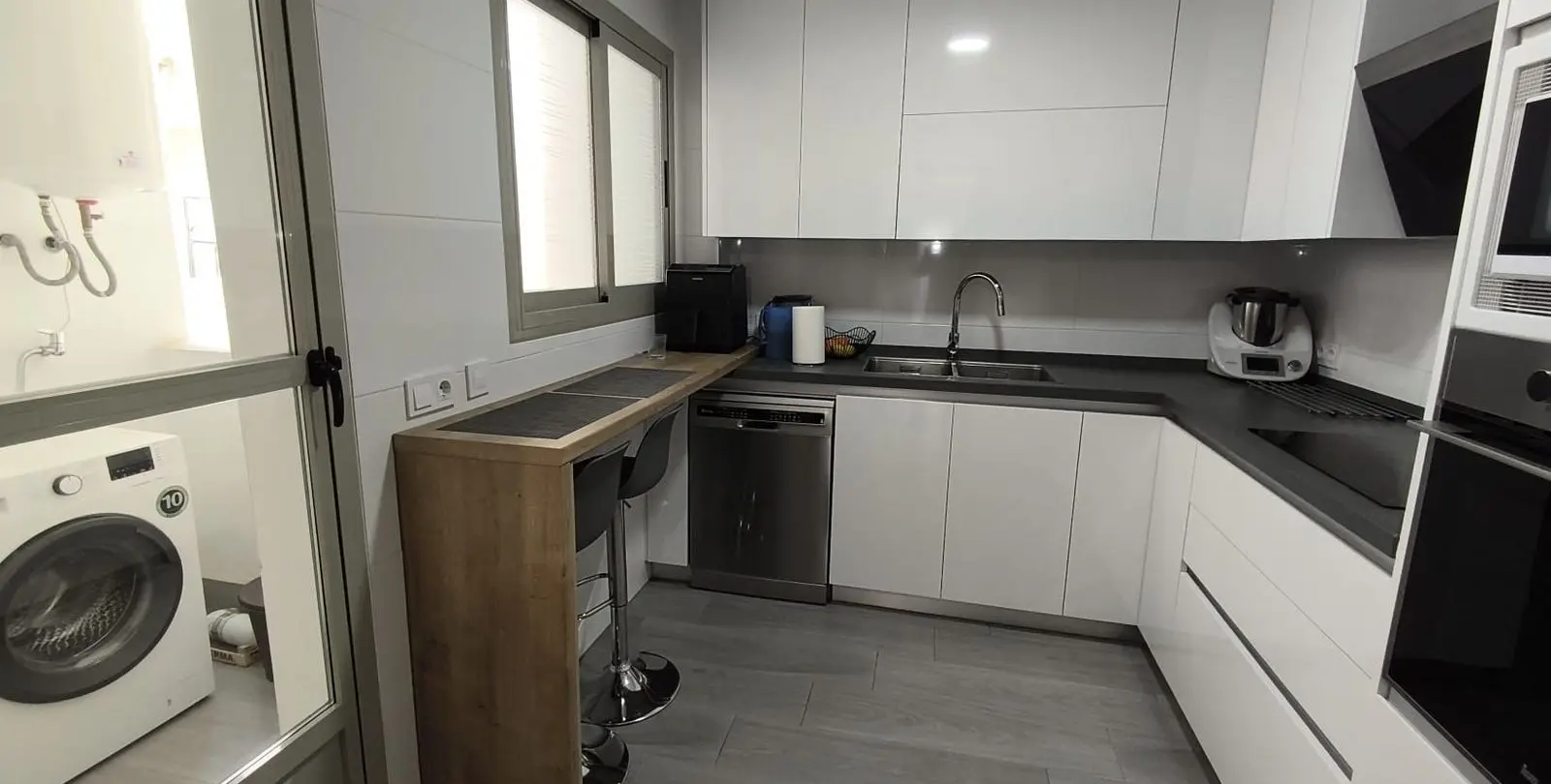 Sale of middle floor apartment in Torremolinos 2
