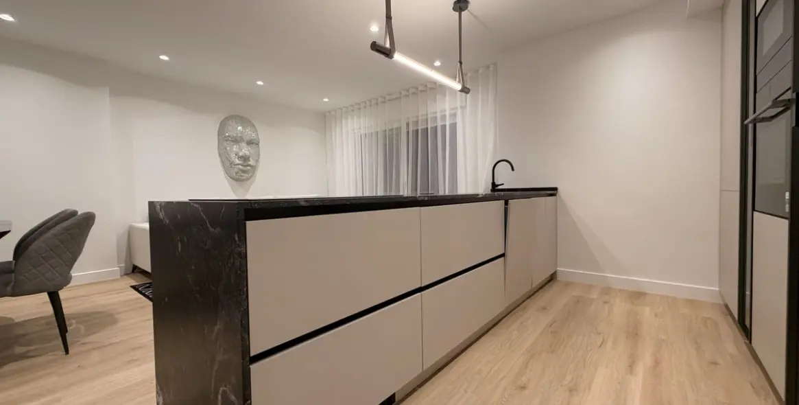 Venta de apartamento en planta media en Nueva Andalucía 3