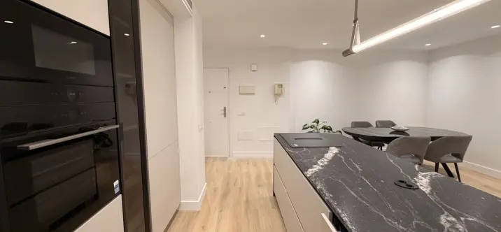 Venta de apartamento en planta media en Nueva Andalucía 3