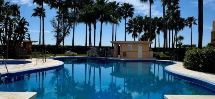 Venta de apartamento en planta media en New Golden Mile 0