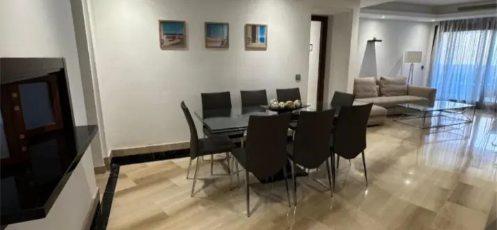 Venta de apartamento en planta media en New Golden Mile 1