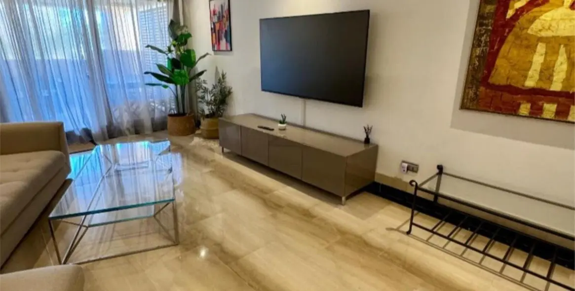 Venta de apartamento en planta media en New Golden Mile 4