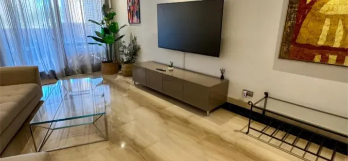 Venta de apartamento en planta media en New Golden Mile 3