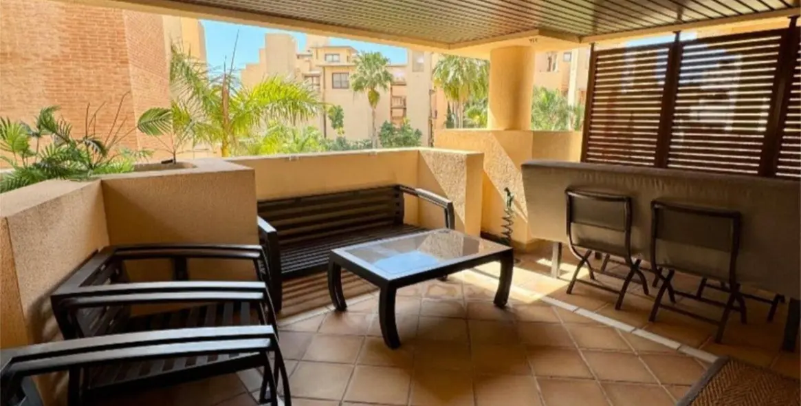 Venta de apartamento en planta media en New Golden Mile 5