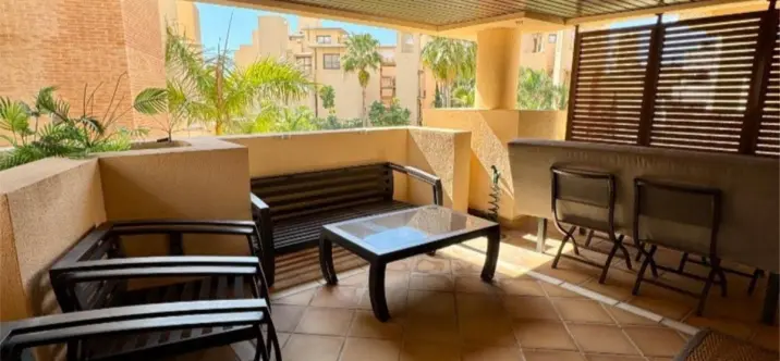 Venta de apartamento en planta media en New Golden Mile 4