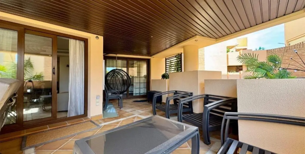 Venta de apartamento en planta media en New Golden Mile 6