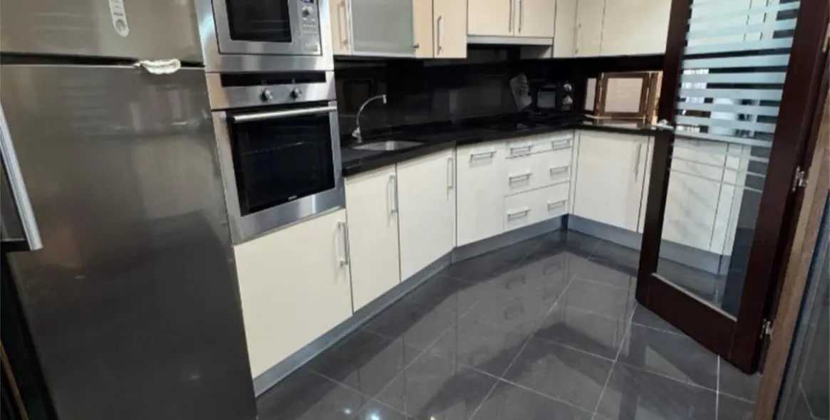 Venta de apartamento en planta media en New Golden Mile 8