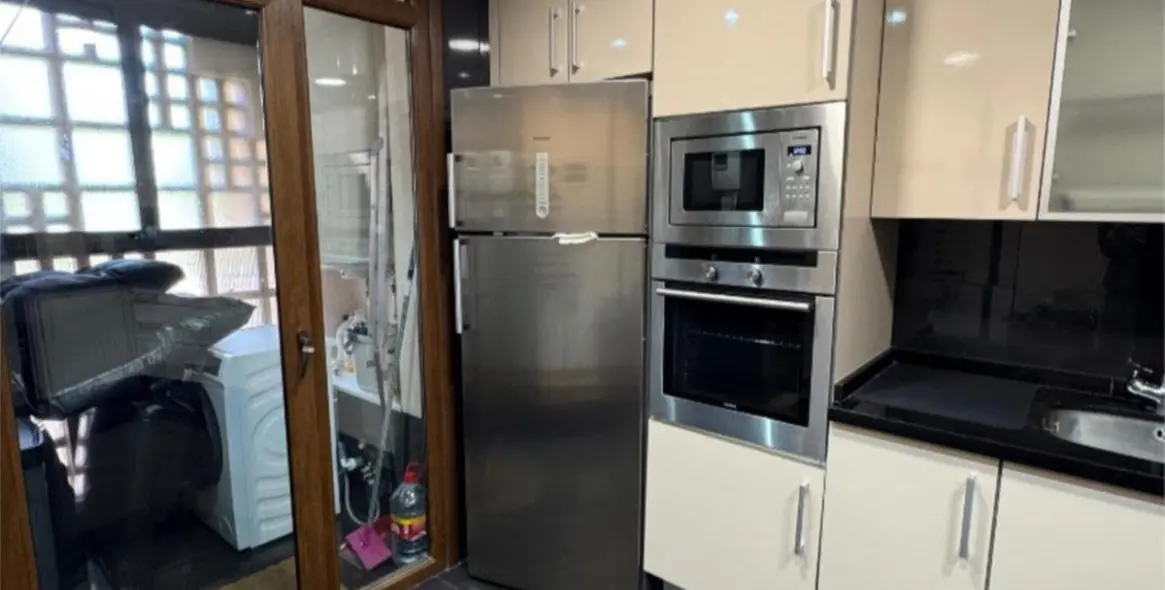 Venta de apartamento en planta media en New Golden Mile 9