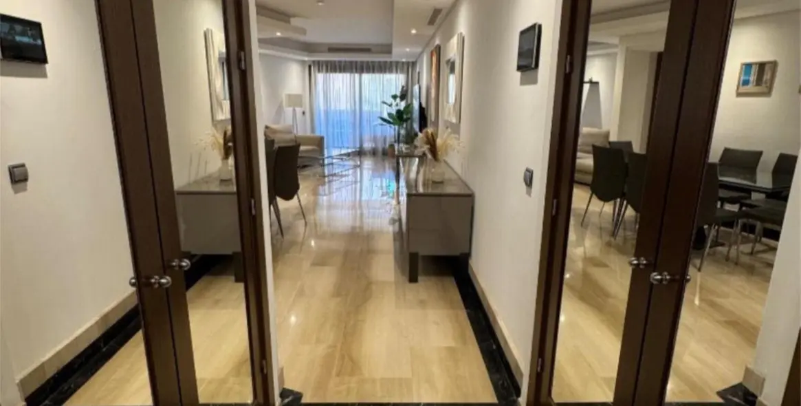 Venta de apartamento en planta media en New Golden Mile 10