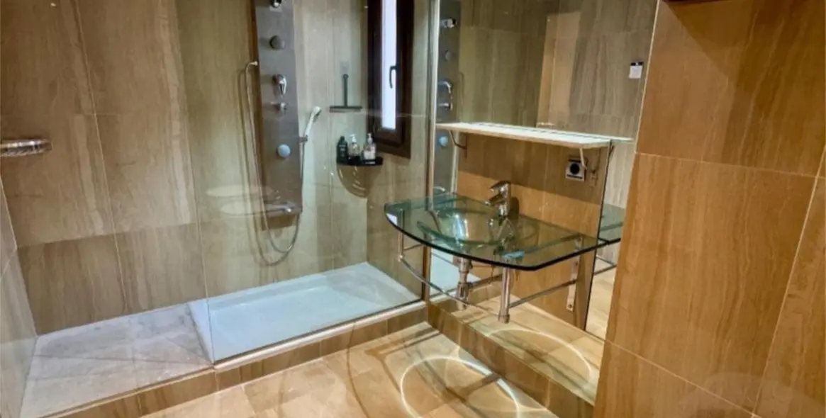 Venta de apartamento en planta media en New Golden Mile 12