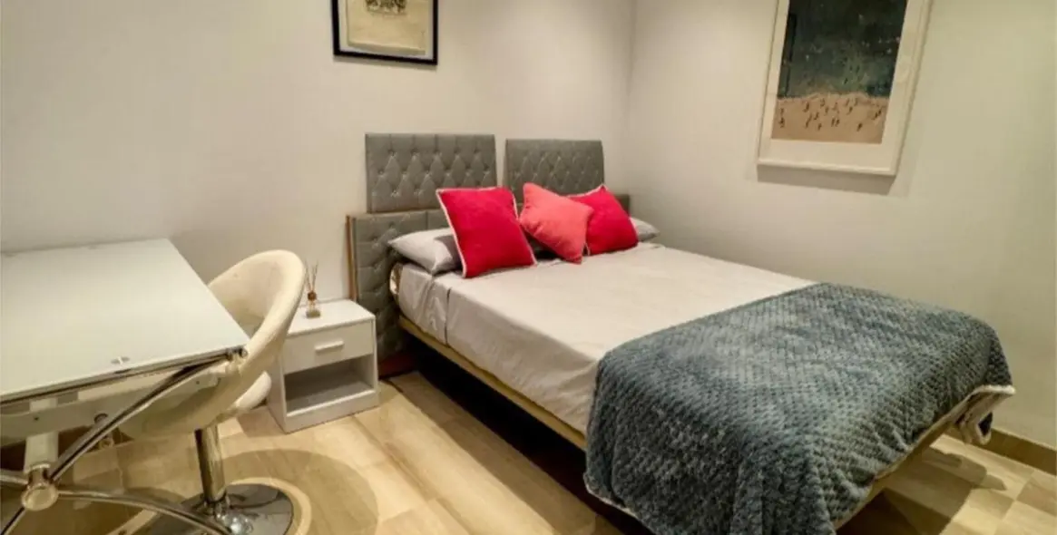 Venta de apartamento en planta media en New Golden Mile 15