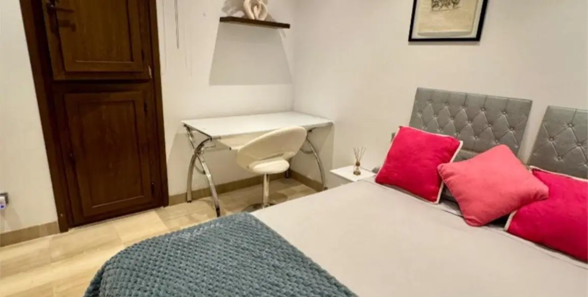 Venta de apartamento en planta media en New Golden Mile 16