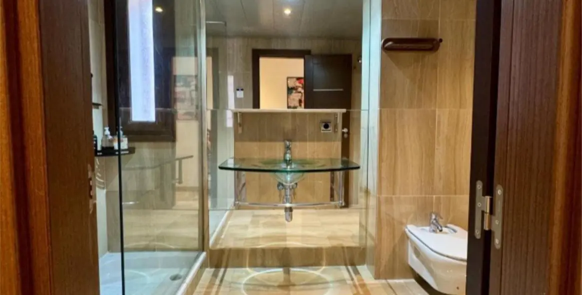 Venta de apartamento en planta media en New Golden Mile 17