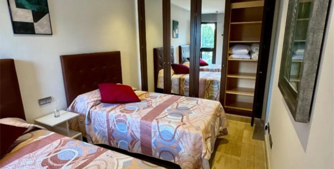 Venta de apartamento en planta media en New Golden Mile 18