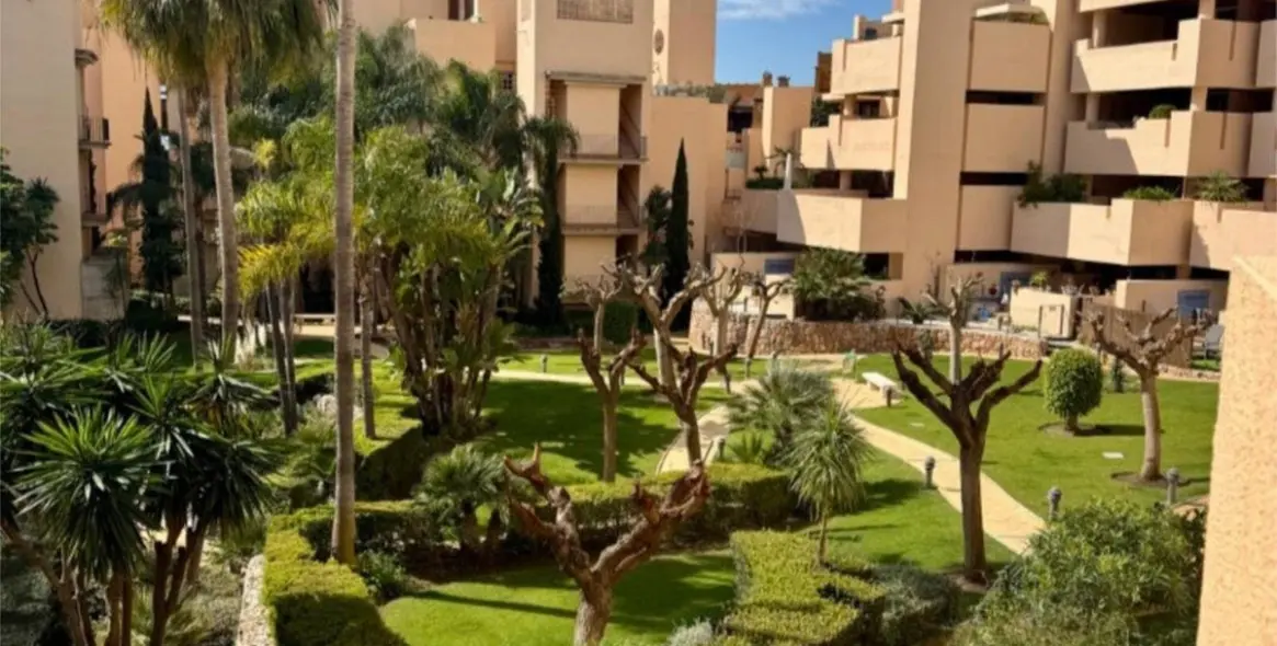Sale of middle floor apartment in New Golden Mile 21