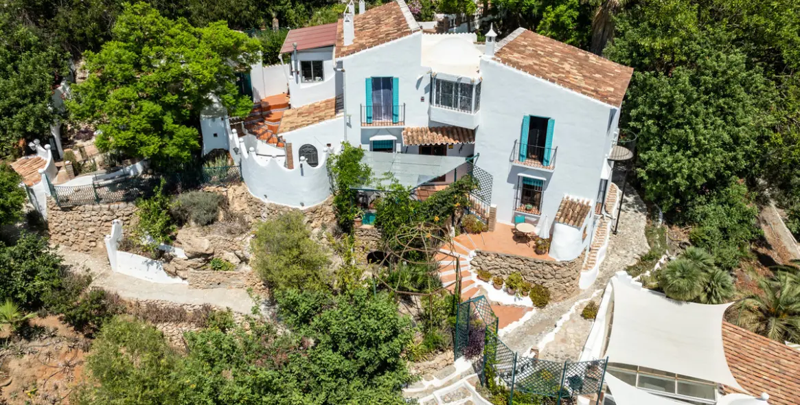 Продажа  отдельно стоящей виллы в Frigiliana 1