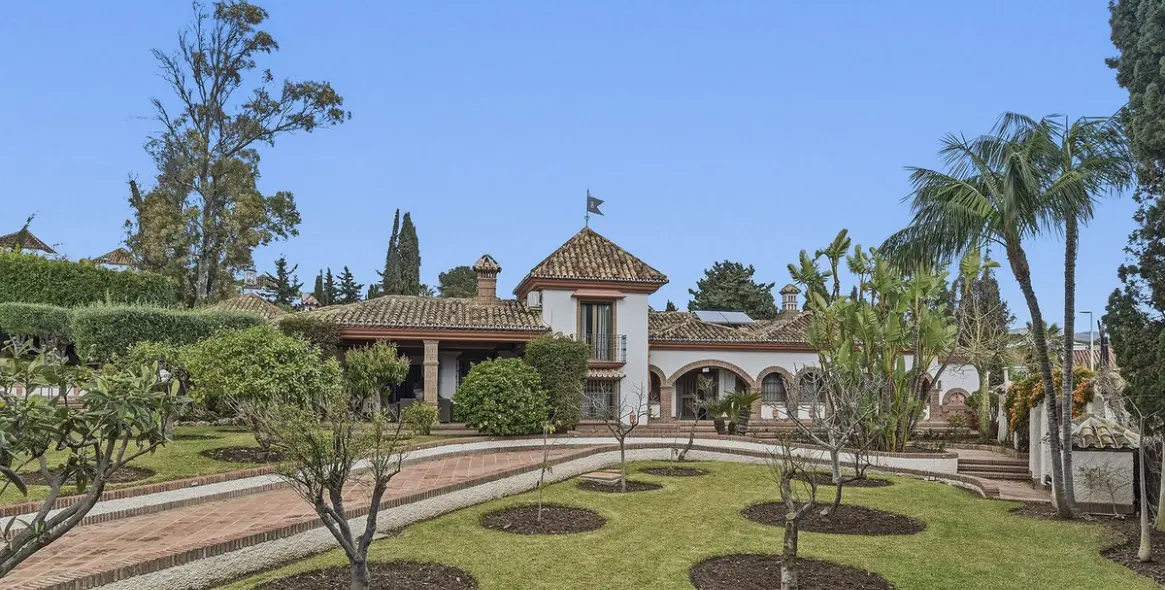 Продажа  отдельно стоящей виллы в Las Chapas 1