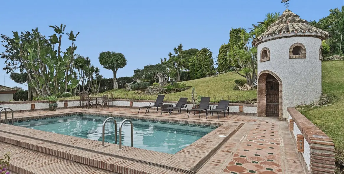 Продажа  отдельно стоящей виллы в Las Chapas 3