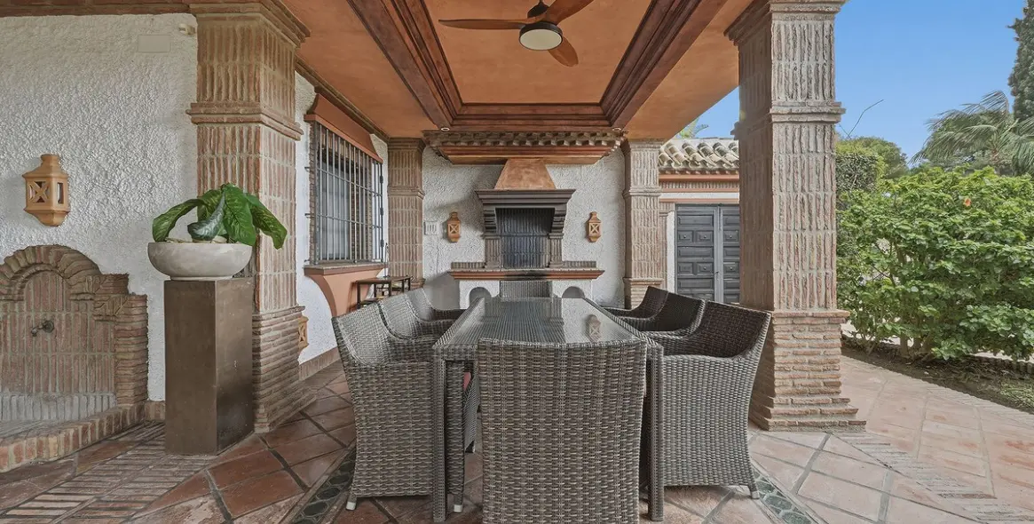 Продажа  отдельно стоящей виллы в Las Chapas 4