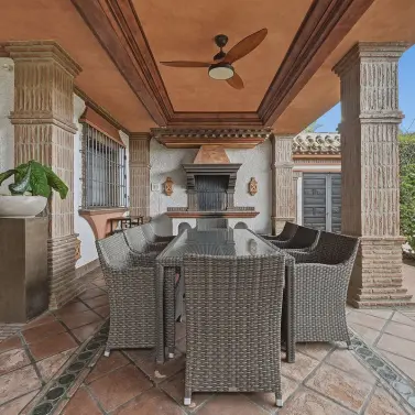 Venta de villa independiente en Las Chapas