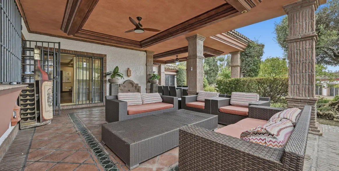 Продажа  отдельно стоящей виллы в Las Chapas 5