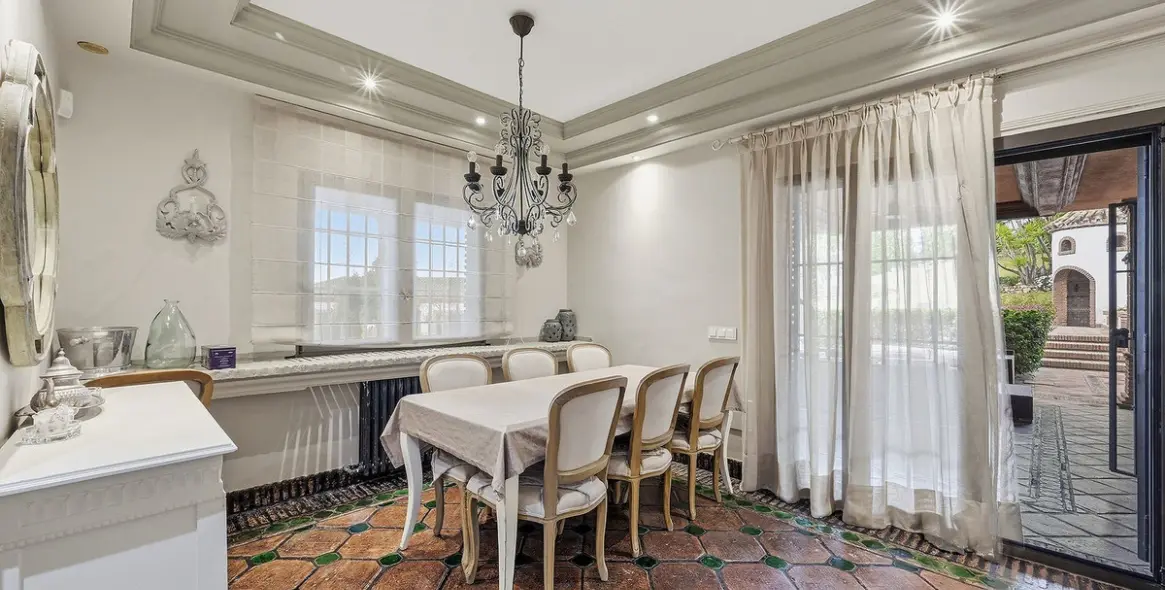 Продажа  отдельно стоящей виллы в Las Chapas 9