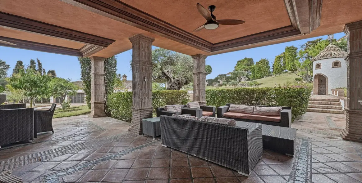 Продажа  отдельно стоящей виллы в Las Chapas 10