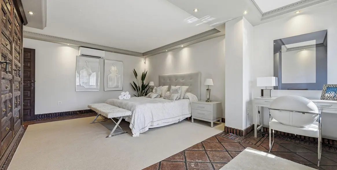 Продажа  отдельно стоящей виллы в Las Chapas 12