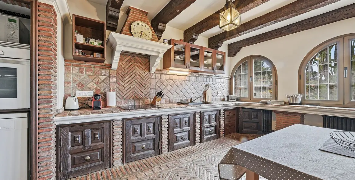 Продажа  отдельно стоящей виллы в Las Chapas 14