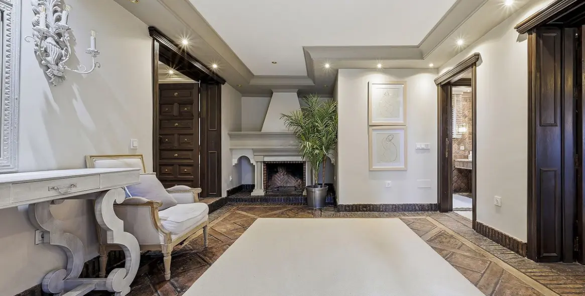 Продажа  отдельно стоящей виллы в Las Chapas 19