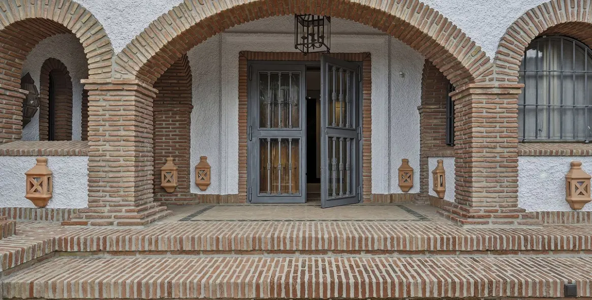 Продажа  отдельно стоящей виллы в Las Chapas 20