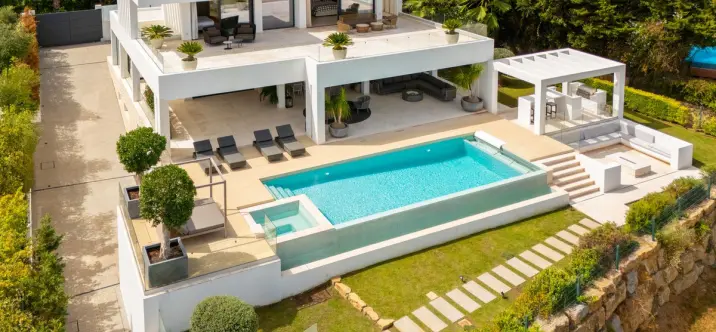 Sale of detached villa in Nueva Andalucía 0