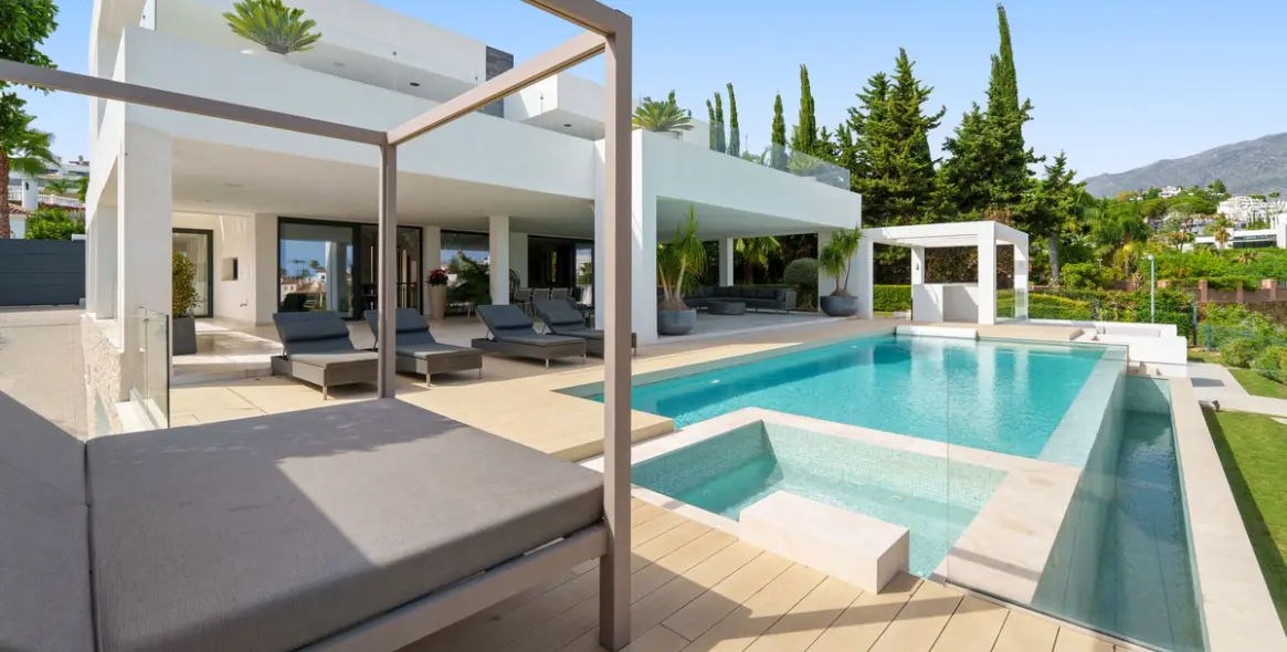 Продажа  отдельно стоящей виллы в Nueva Andalucía 3