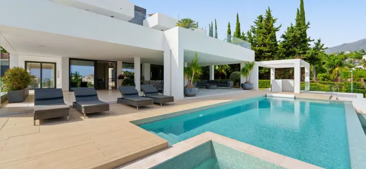 Sale of detached villa in Nueva Andalucía 3