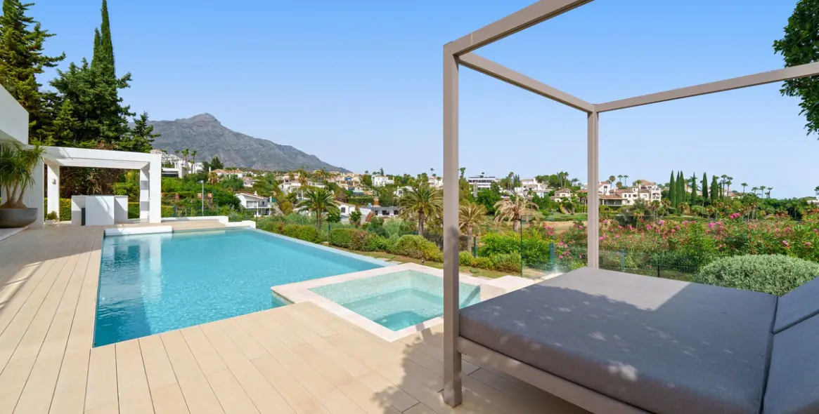 Sale of detached villa in Nueva Andalucía 27