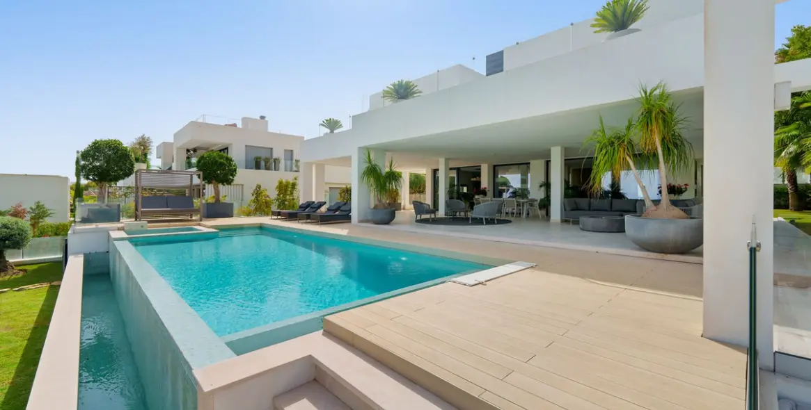 Sale of detached villa in Nueva Andalucía 28