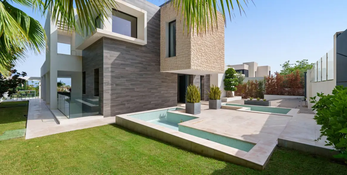 Sale of detached villa in Nueva Andalucía 30